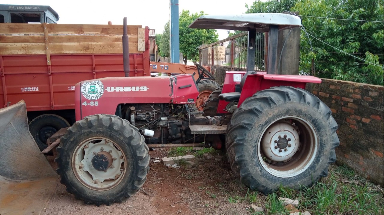 (LOTE 15) Trator agrícola “URSUS” 4-85