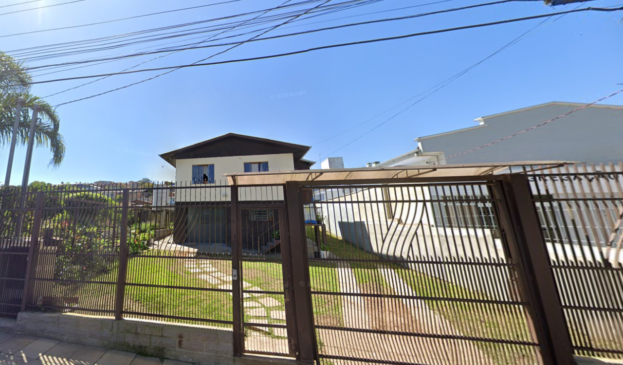 CASA NÃO AVERBADA EM UM TERRENO URBANO COM ÁREA DE 330,14m² EM CAXIAS DO SUL
