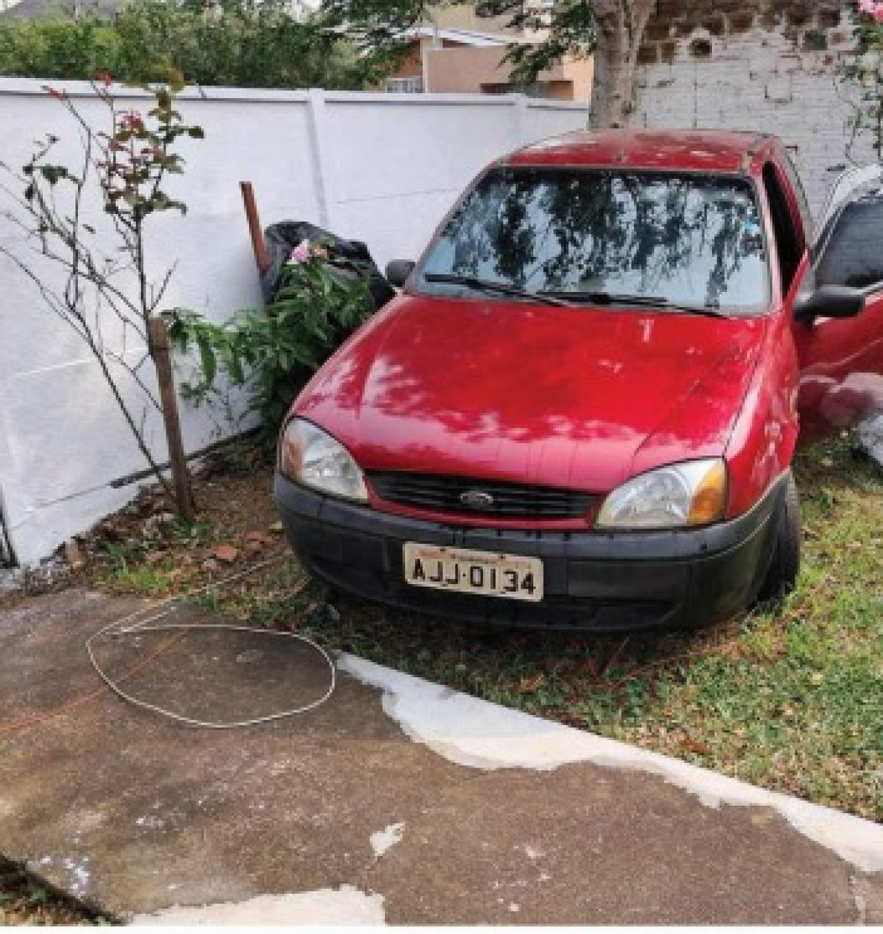 VEÍCULO FORD/FIESTA GL, PLACA AJJ-0134, ANO/MODELO 2000/2000, RENAVAM **********, CHASSI *****26874, COR VERMELHA.