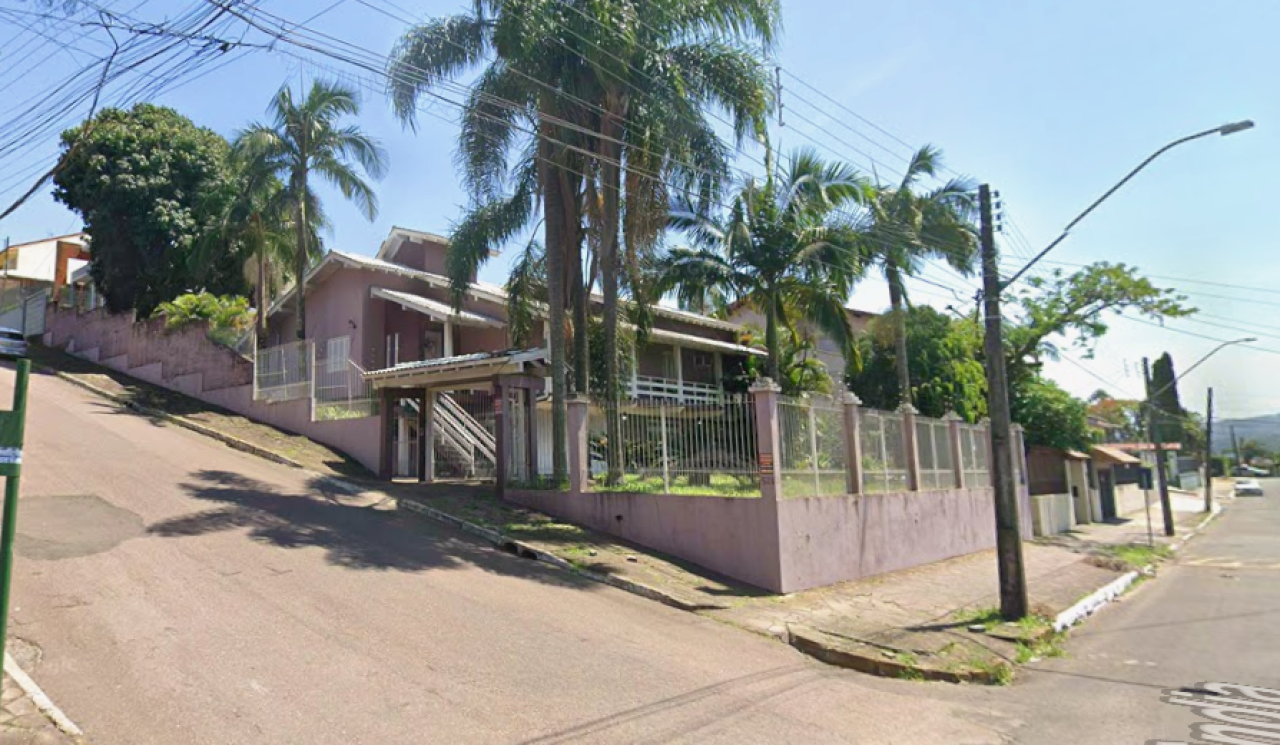 TERRENO DE ESQUINA COM 900m² COM UMA CASA EM NOVO HAMBURGO/RS