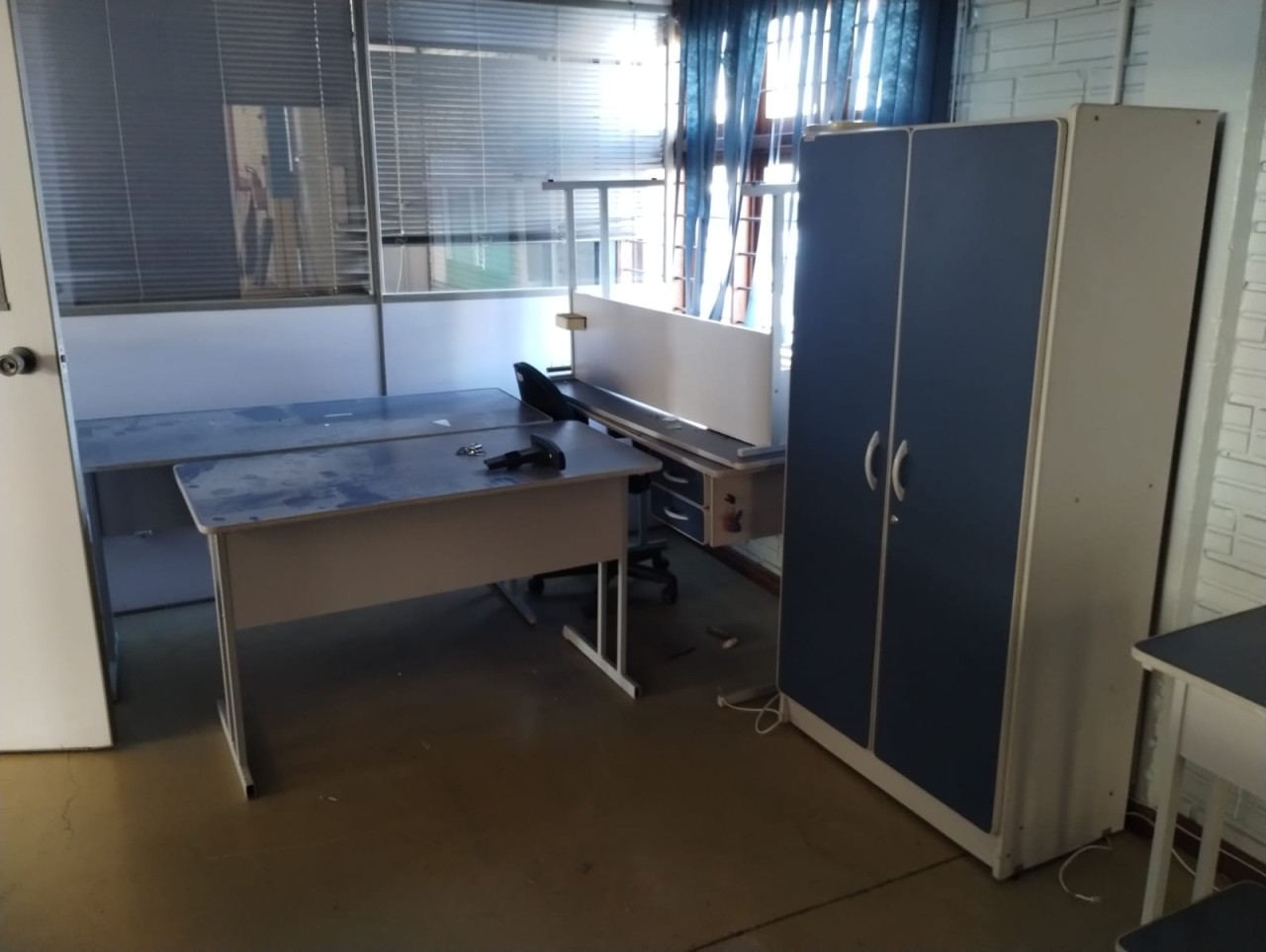 CENTO E TRÊS MÓVEIS DE ESCRITÓRIO