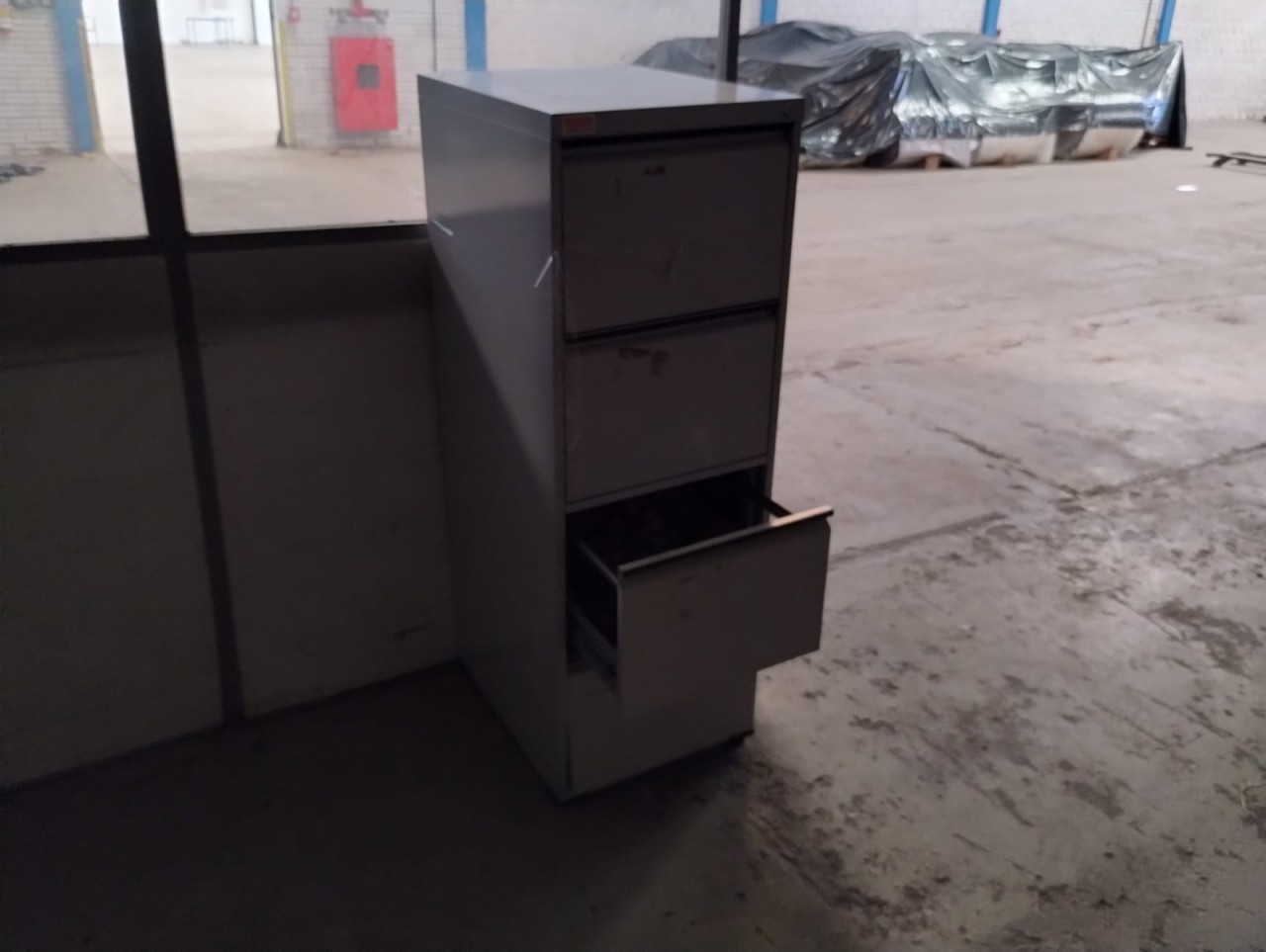 SETENTA E SETE MÓVEIS DE ESCRITÓRIO