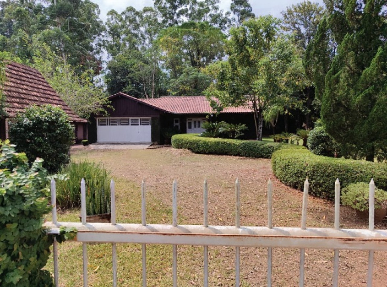 TERRENO DE 2.500m² COM CASA DE ALVENARIA COM ÁREA DE 133,02m² EM DOIS IRMÃOS/RS