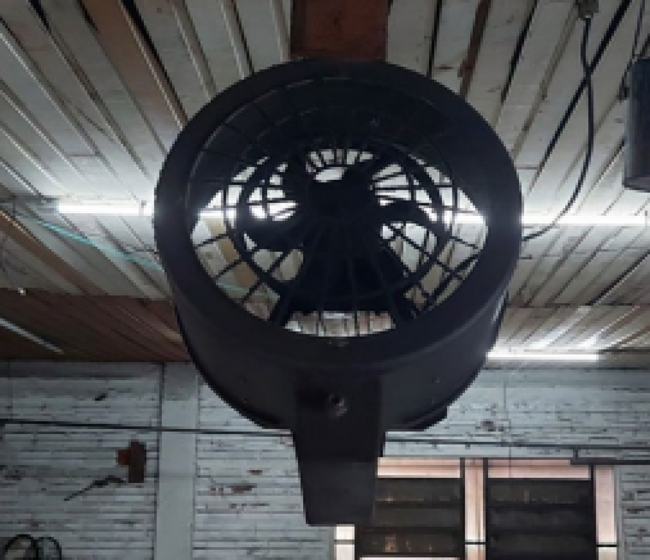 04 (QUATRO) VENTILADORES INDUSTRIAIS COM ÁGUA, EM ESTADO REGULAR DE CONSERVAÇÃO