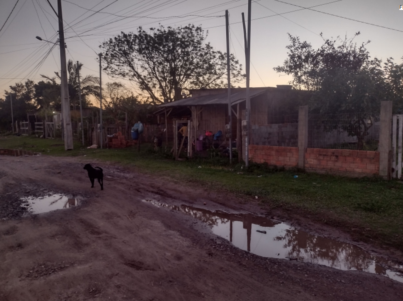TERRENO DE 300m² COM UMA CASA EM CAPÃO NOVO — CAPÃO DA CANOA/RS