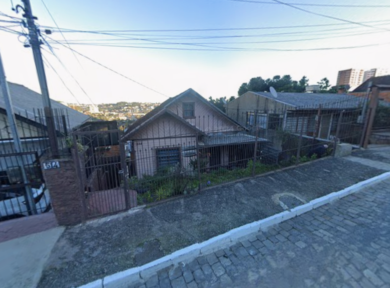 CASA DE MADEIRA COM TERRENO DE 381,15M² EM CAXIAS DO SUL/RS