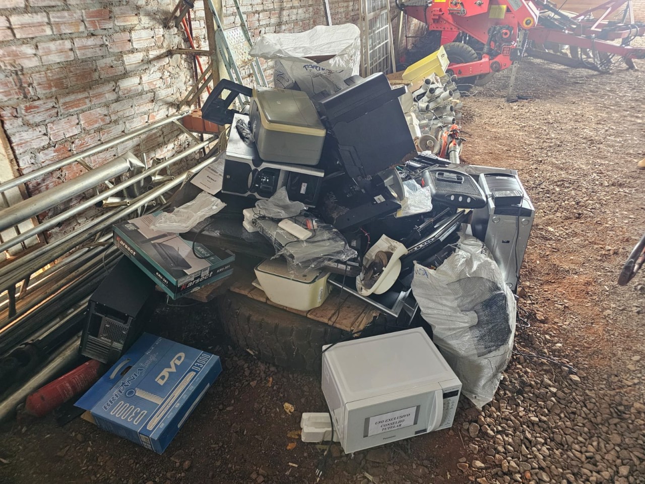 LOTE DE ELETRÔNICOS, EQUIPAMENTOS E LUMINÁRIAS INSERVÍVEIS EM GENTIL/RS – LOTE 02