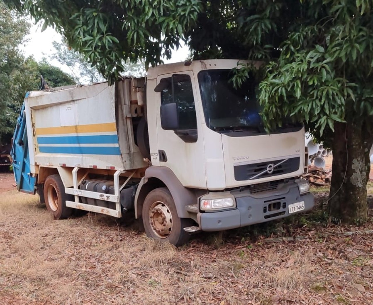 LOTE 5 - CAMINHÃO COMPACTADOR DE LIXO VOLVO VM270 2012/2012 EM SANTO CRISTO/RS
